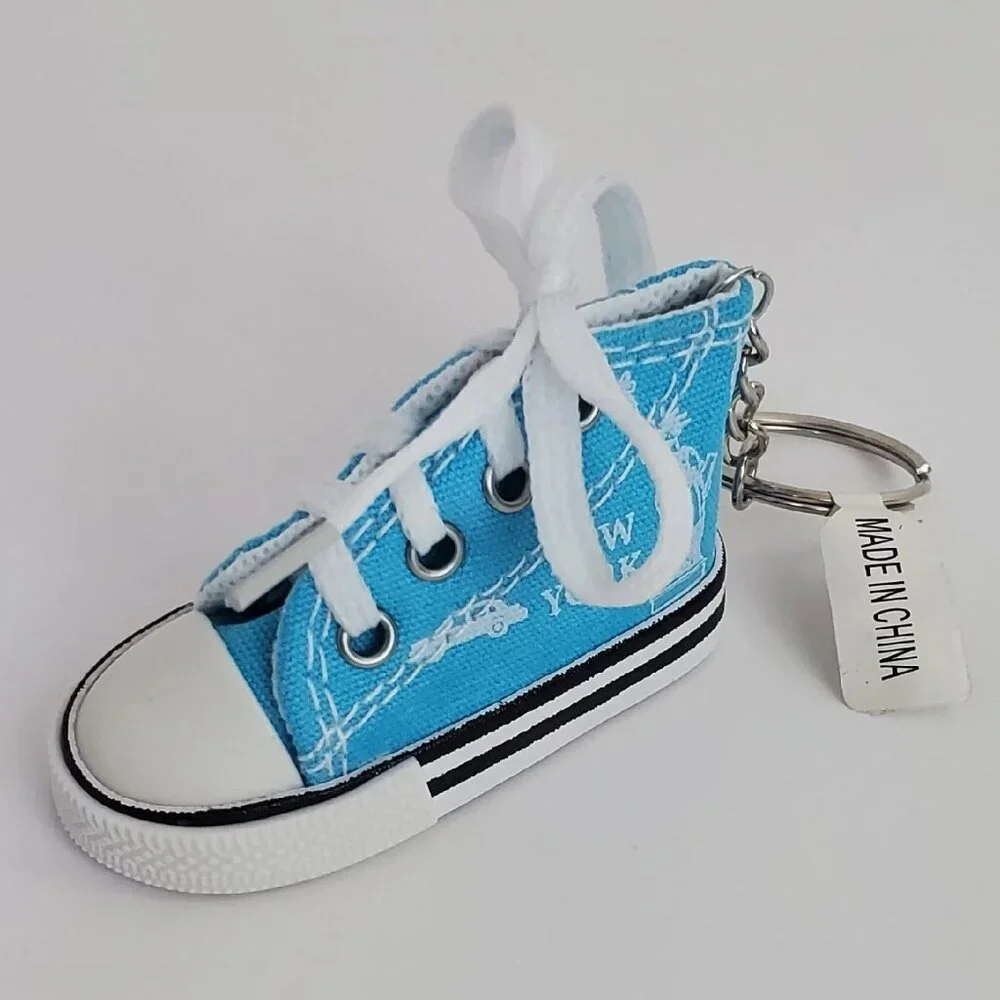 NWT NEW YORK SNEAKERS KEYCHAIN MULTICOLOR ALLOVER PRINT LOGO